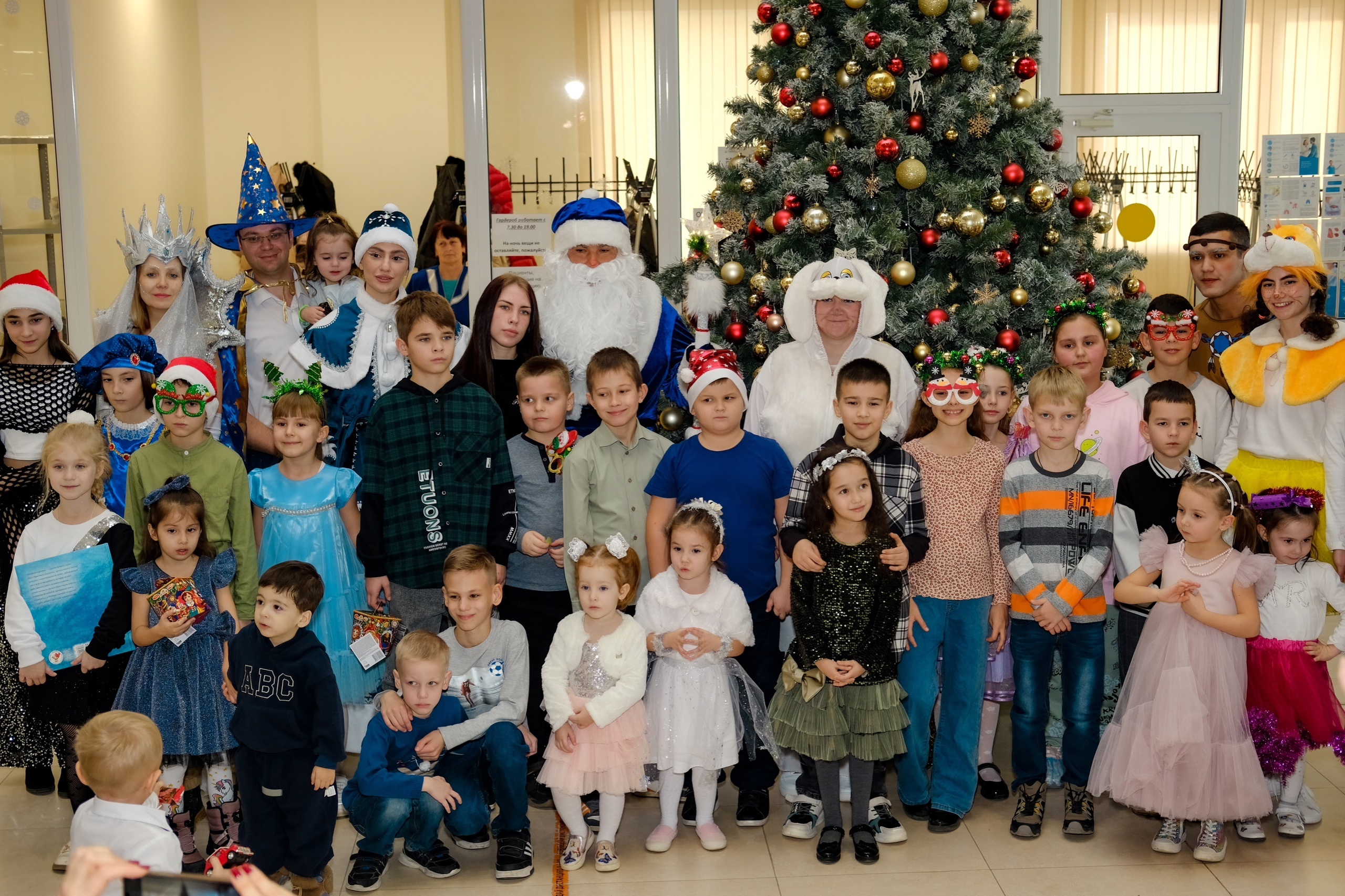 Сотрудники урологического отделения и операционного блока организовали замечательный новогодний утренник для детей