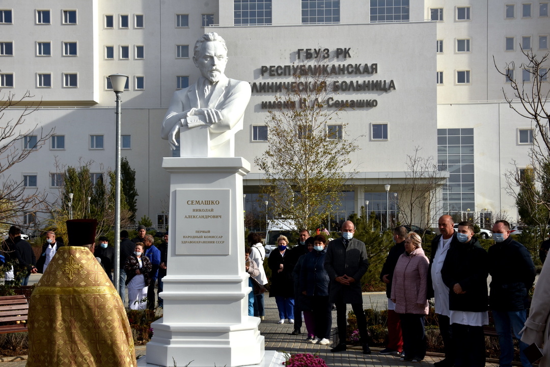 В Многопрофильном республиканском медицинском центре состоялось открытие бюста Николая Александровича Семашко